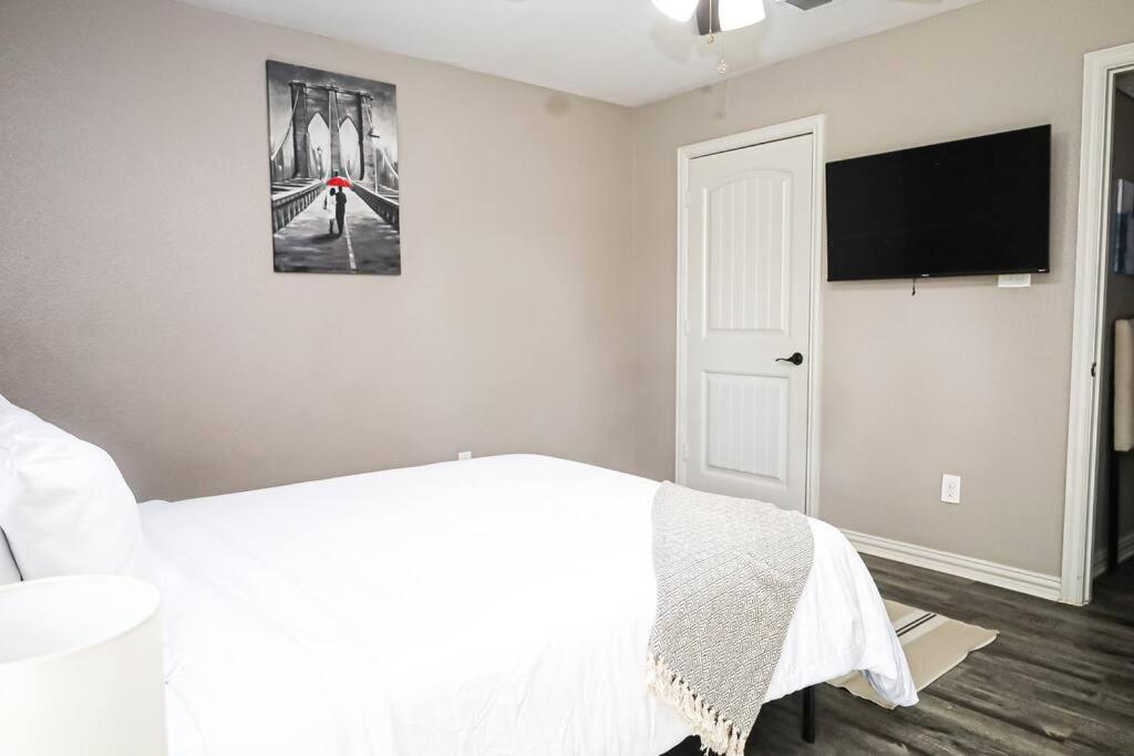 Comfy Two-Bedroom Apartment In Arlington Exterior photo