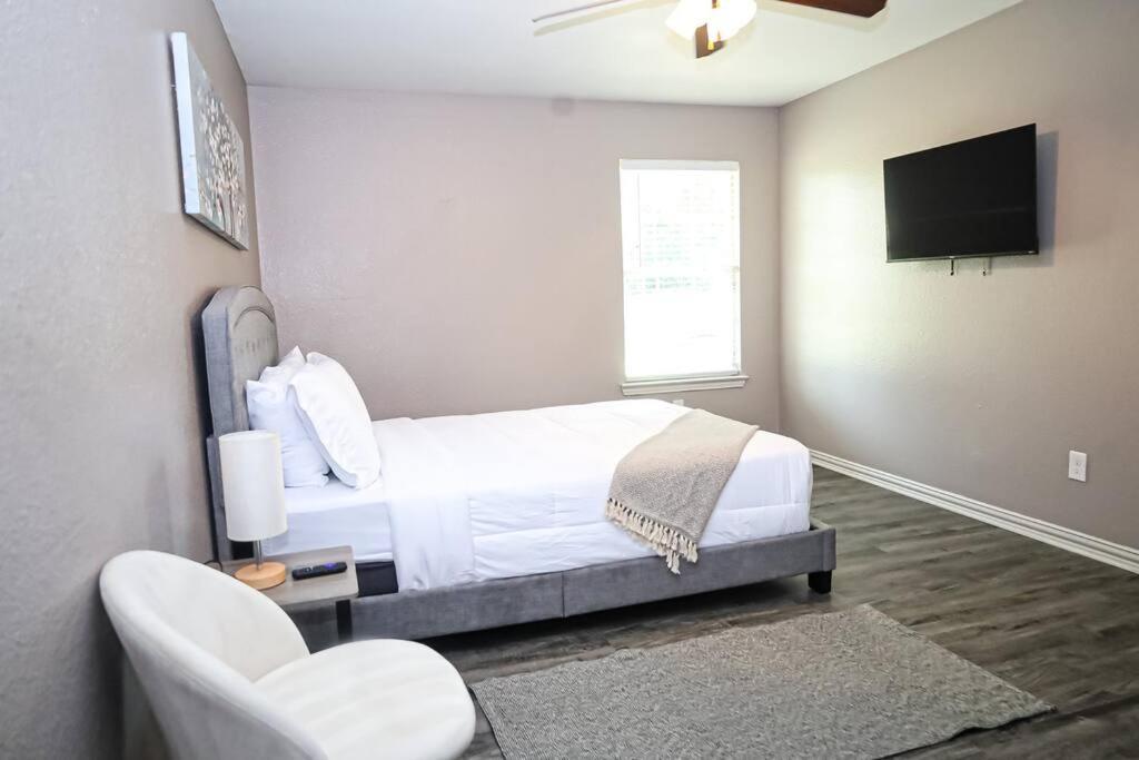 Comfy Two-Bedroom Apartment In Arlington Exterior photo